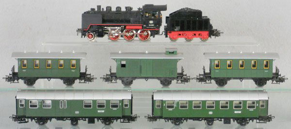 MARKLIN TRAIN SET: HO ga, 3003 loco & tender w/cars 2 #4007, 4008, 4080, 4079, C7-8.