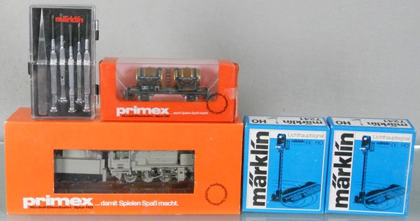 PRIMEX & MARKLIN TRAIN LOT: HO ga, Primex 30031 loco w/4546 car, Marklin 2 #7241 signals, tool set, orig boxes & inserts, C9.
