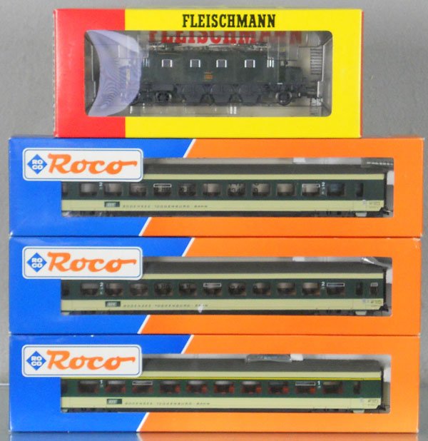 FLEISCHMANN & ROCO TRAIN SET: HO ga, 2-rail, Fleischmann 4345 loco w/Roco cars 44348 & 3 #44349, orig boxes, C9.