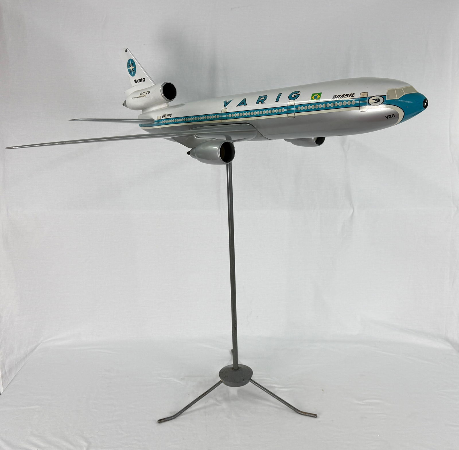 Varig Douglas DC-10 Intercontinental 1:200 Scale Model (1 of 6)