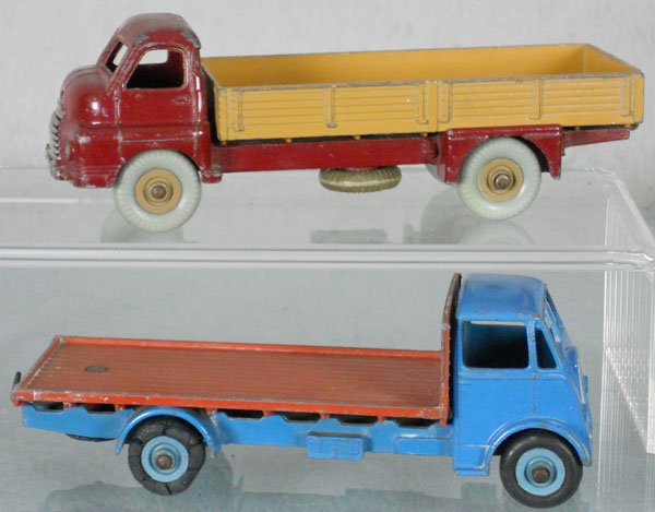 2 DINKY TRUCKS: 522 Big Bedford, rust on axles & base, 512 Guy Flat Truck, rust on axles & base plate, rear tires & spare rough, C4-5.