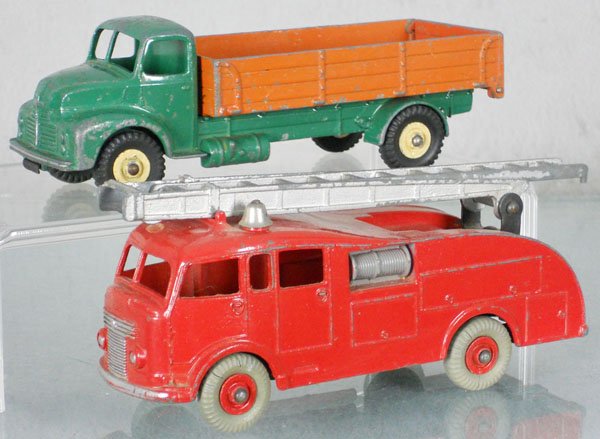2 DINKY TRUCKS: 555 Fire Engine, paint worn on ladder, 418 Leyland Comet, paint worn, C3-4.