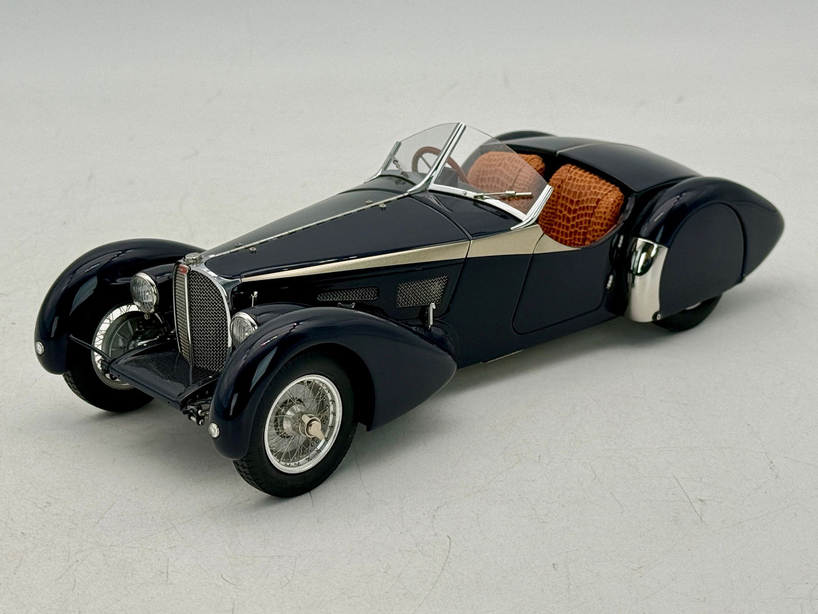 CMC M136 1/18 Scale 1938 Bugatti 57 SC Corsica Roadster (1 of 3)