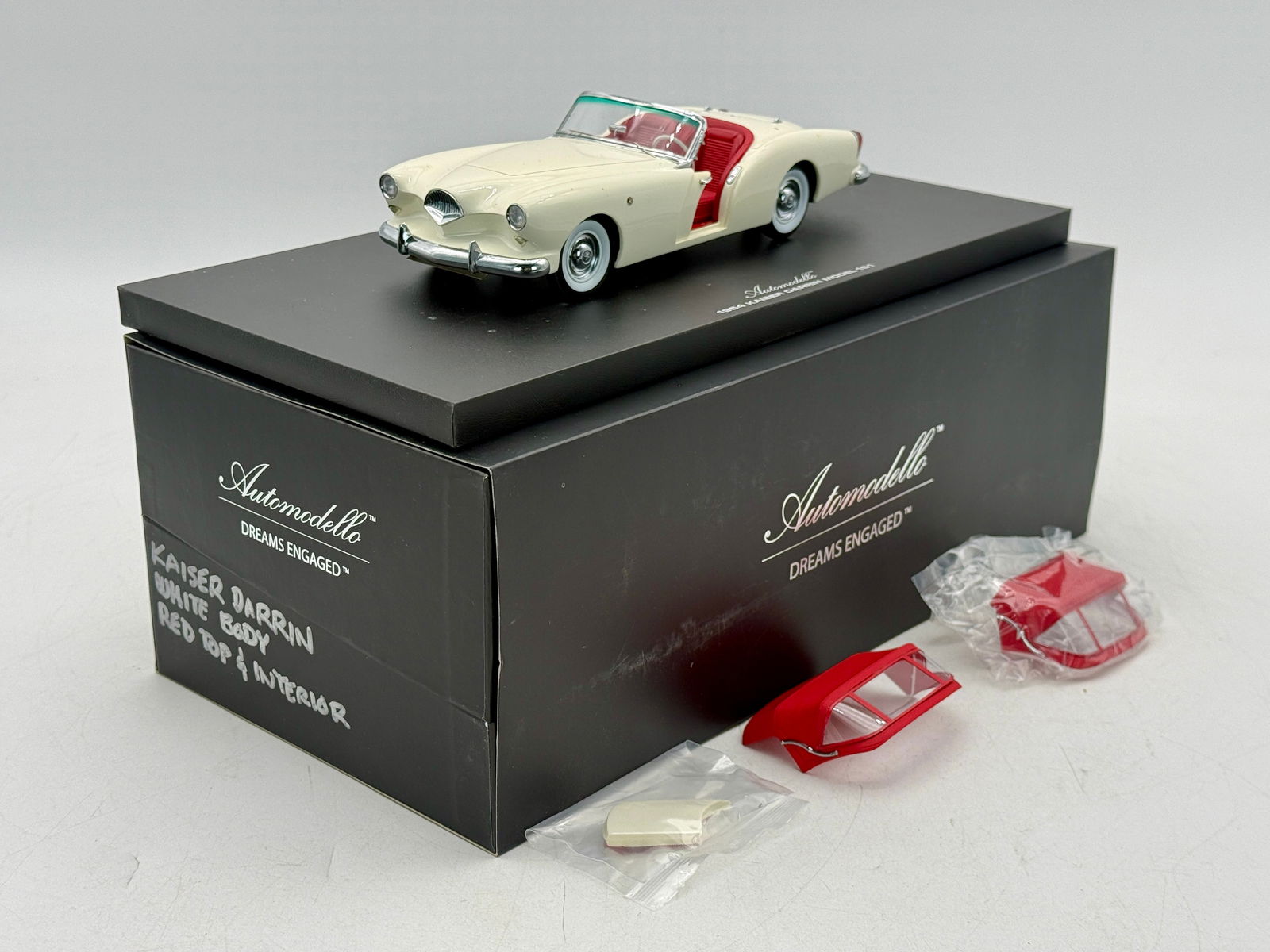 Automodello 1954 Kaiser Darrin Model 161 1:24 Scale Car (1 of 4)