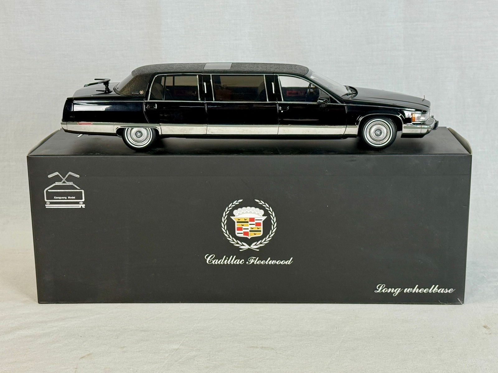 XiaoGuang Model 1:18 Cadillac Fleetwood Long Wheelbase Replica (1 of 5)