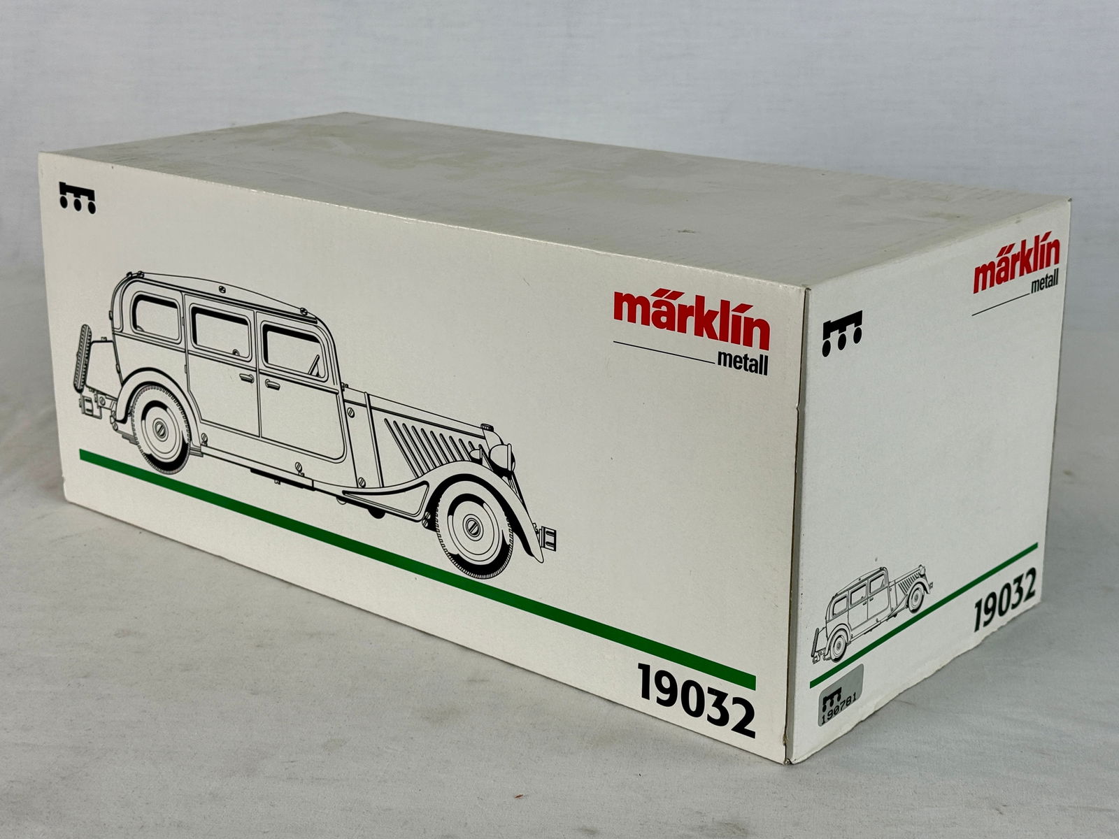 A Marklin 19032 Pullman Limousine:  A dark blue M?¤rklin Metall model 19032 Pullman Limousine with a clockwork mechanism, original white box, and metal winding key, working with electric headlights, C9.