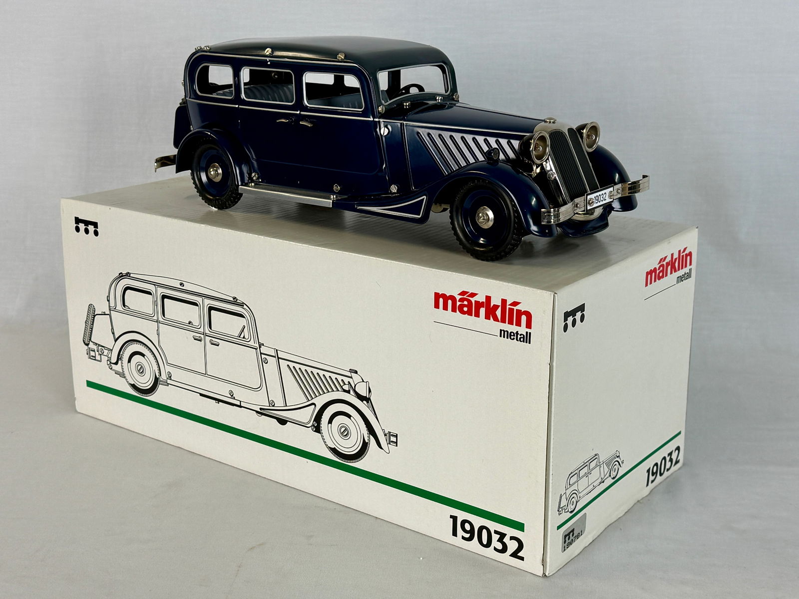 A Marklin 19032 Pullman Limousine - 2