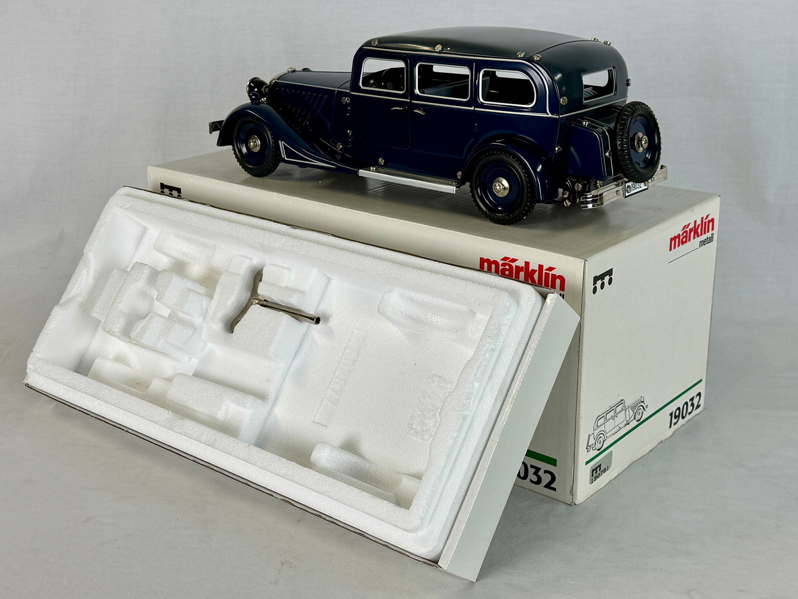 A Marklin 19032 Pullman Limousine - 3