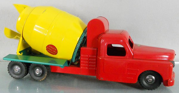 STRUCTO CONCRETE TRUCK: ca 1953, painted pressed steel, 21" long, C6-7.