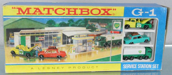 MATCHBOX G1C2 SERVICE STATION GIFT SET: 1968, contains 32C1 13D4, 56B1 w/cardboard layout & gas station, orig box minor wear, 1 end flap separating at seam, C8.