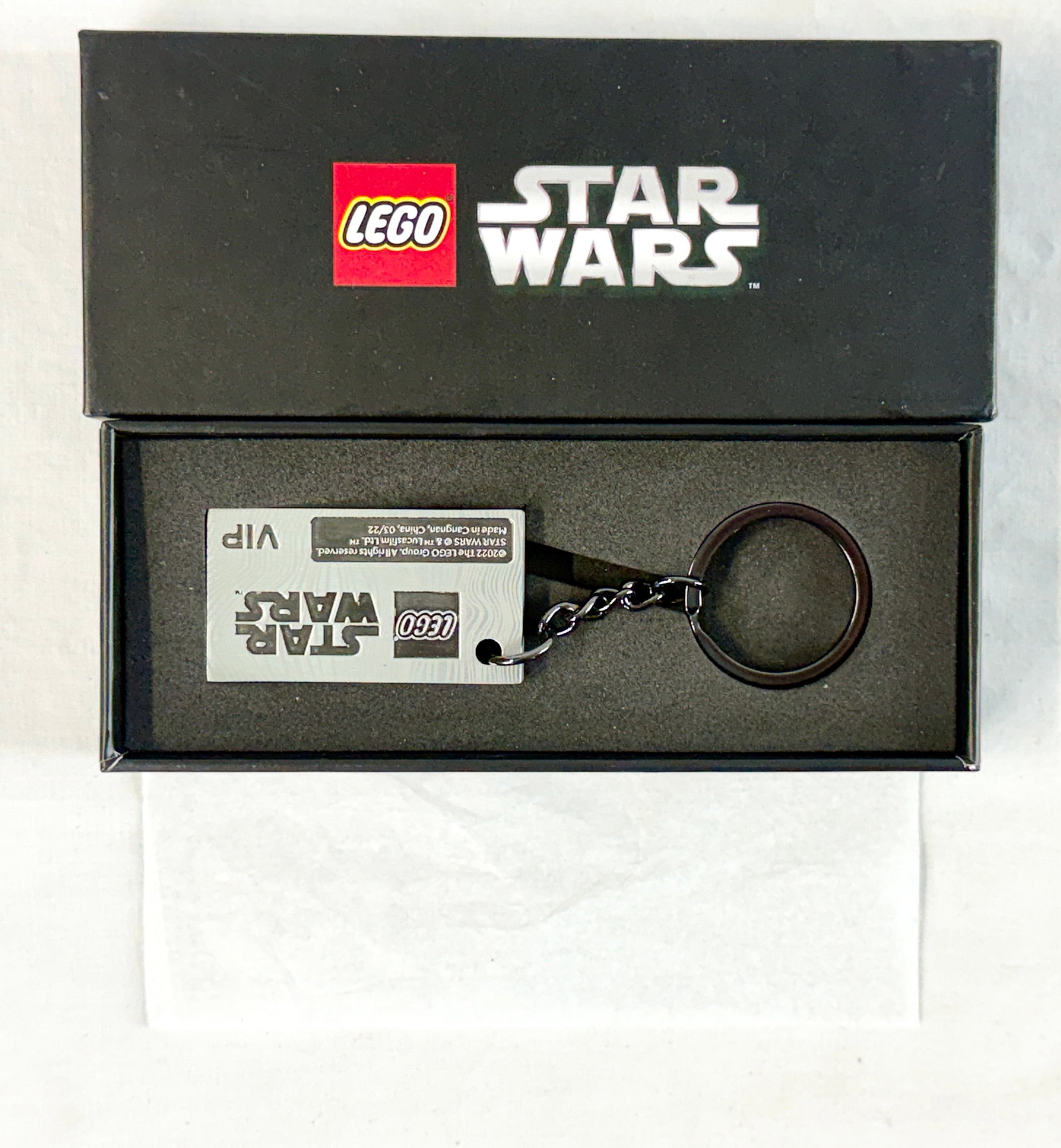 LEGO Star Wars VIP Promotional Beskar Ingot Keychain Item 5007403 in Original Box: This LEGO Star Wars VIP promotional collectible keychain, identified as item 5007403, is designed to replicate a Beskar steel ingot as featured in the series The Mandalorian. The keychain is construct