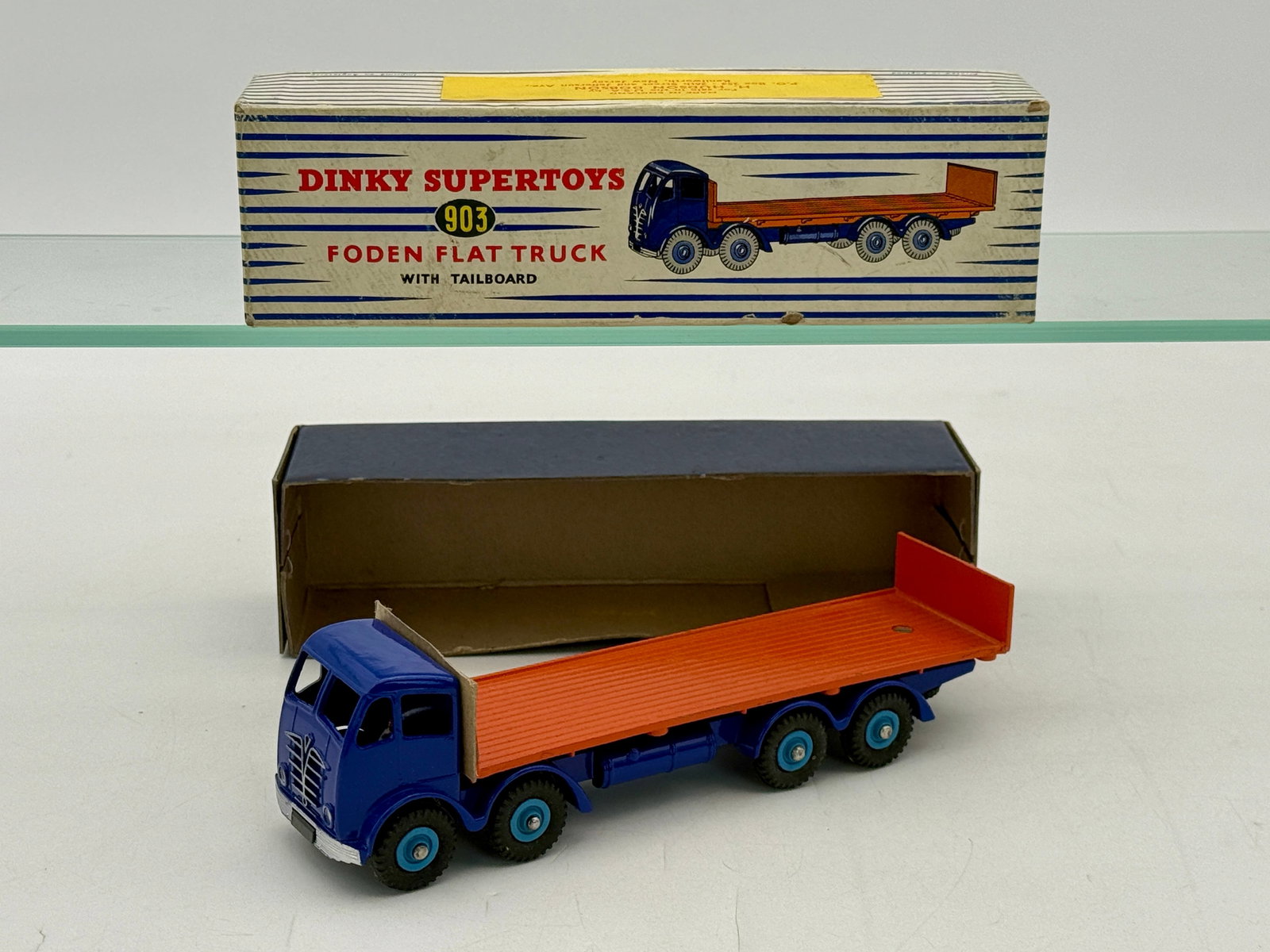Dinky Supertoys 903 Foden Flat Truck with Tailboard and Box (1 of 3)