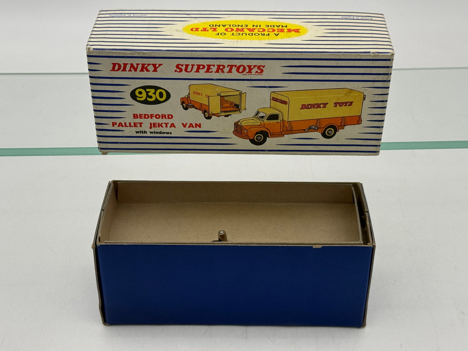 Dinky Supertoys No. 930 Bedford Pallet Jekta Van with Box (1 of 4)