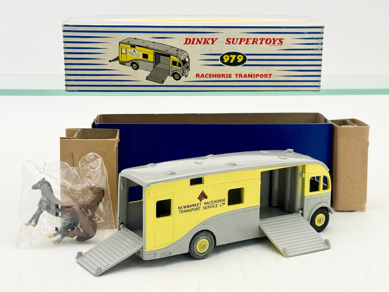 ミニカー DINKY SUPERTOYS 979 RACEHORSE TRANSPORT Dinky Supertoys No. 979 Newmarket Racehorse Transport With