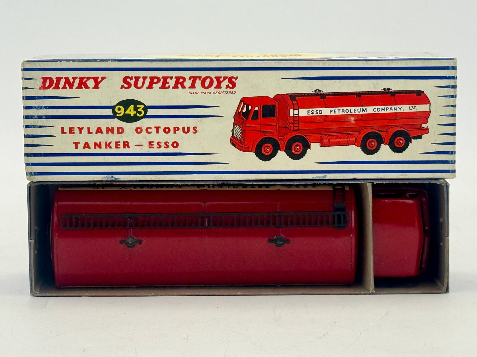 Dinky Supertoys 943 Leyland Octopus Tanker in Esso Livery (1 of 4)