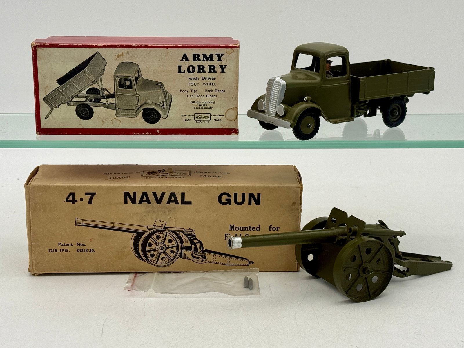 Britains Army Lorry No. 1334 and Naval Gun No. 1264 (1 of 4)