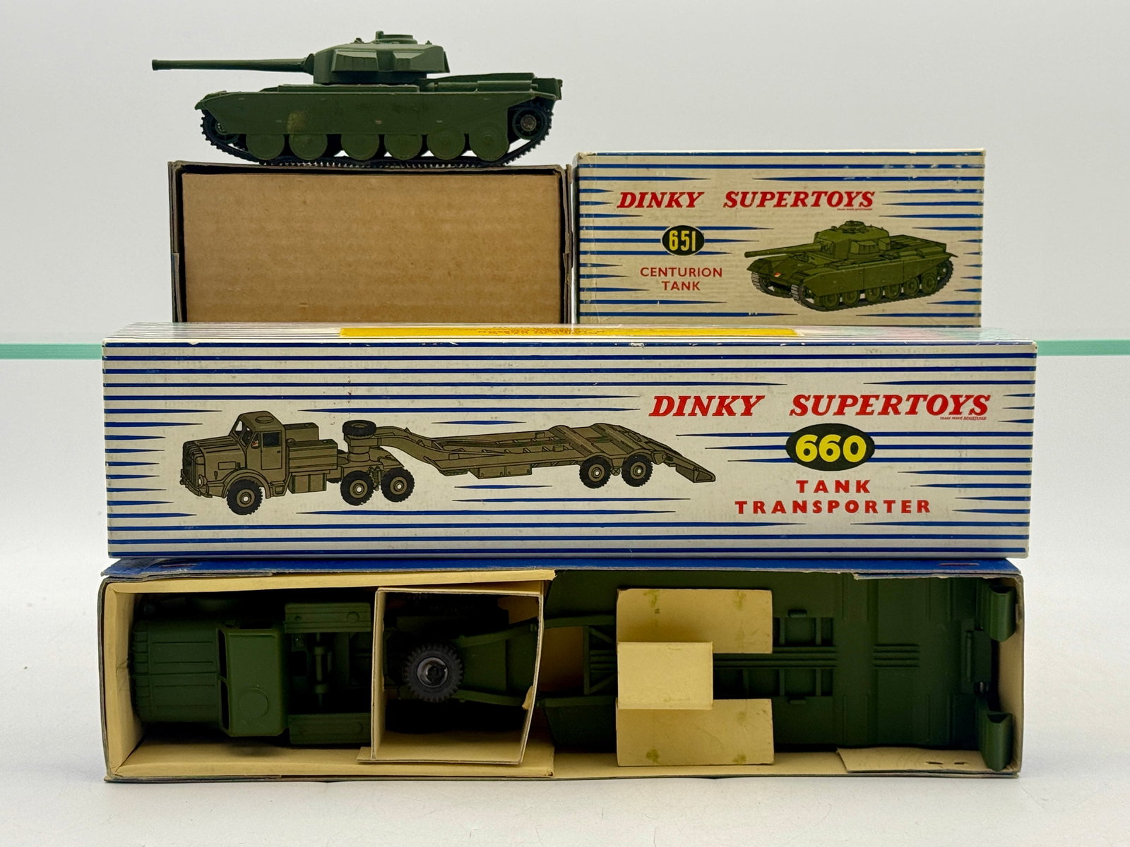 Two Dinky Supertoys 651 Centurion Tank and 660 Tank Transporter (1 of 4)