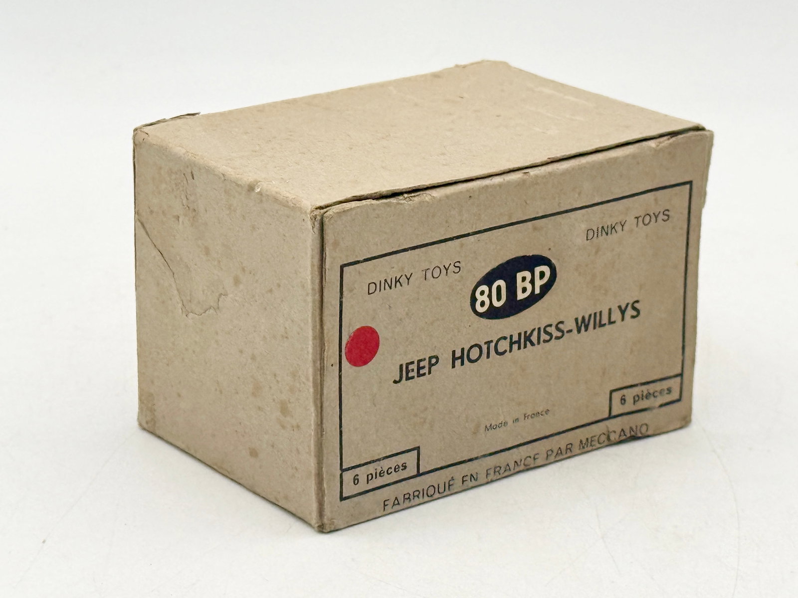 6 French Dinky Toys Hotchkiss-Willys Jeeps in Trade box: This set of six French Dinky Toys Hotchkiss-Willys Jeeps includes their individual yellow illustrated boxes and a matching cardboard trade box. Each die-cast vehicle features olive drab paint, a foldi