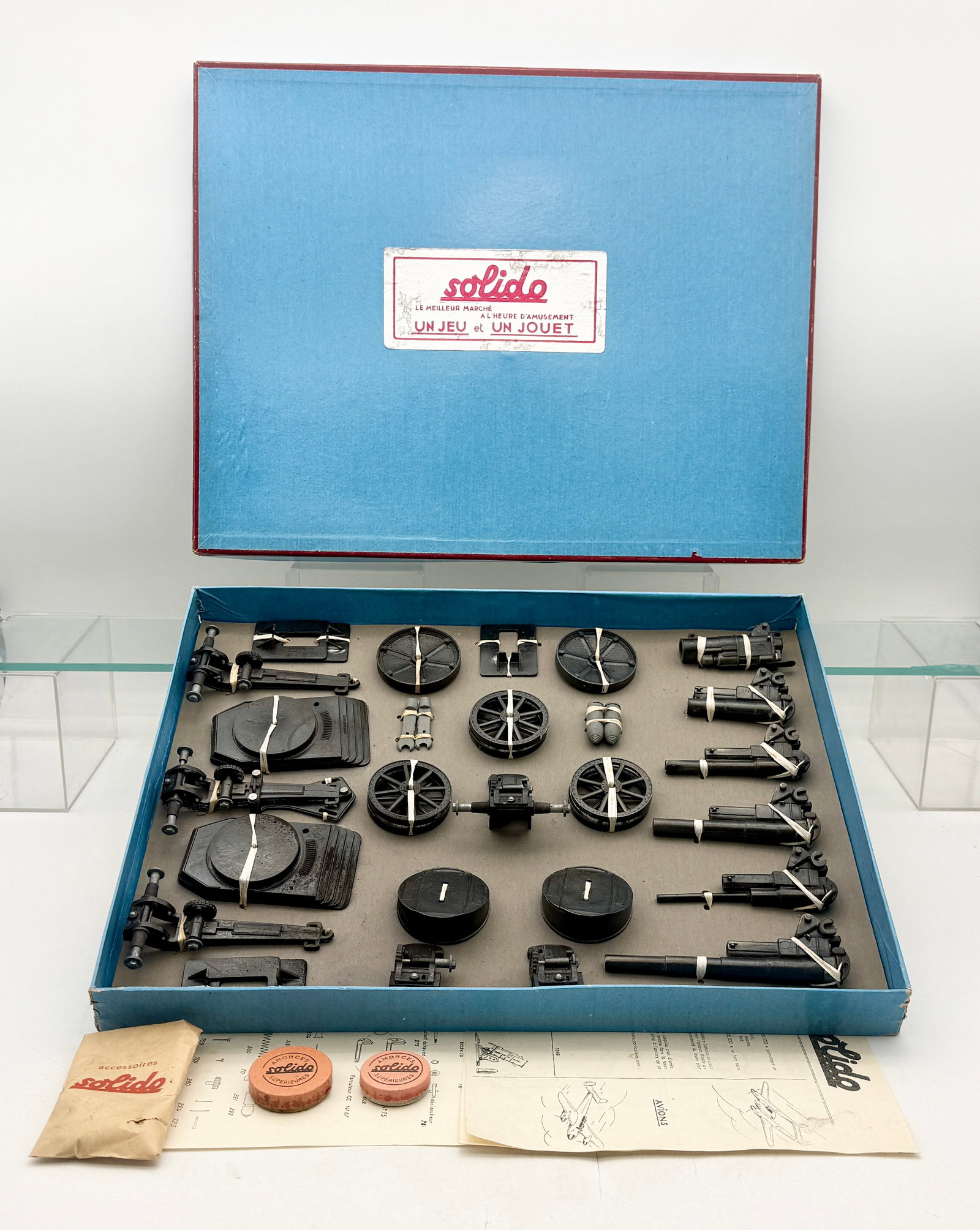 Solido Canon C 6 Artillery Toy Set in Original Box: This vintage Solido Canon C 6 artillery toy assembly set contains various black-finished components for constructing scale artillery pieces. The set is presented in its original light blue lidded box 