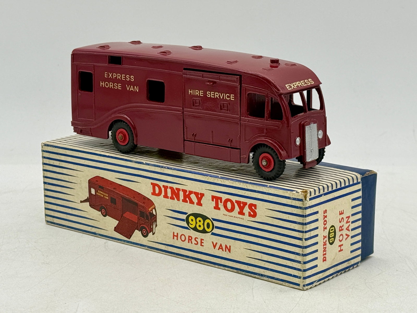 Dinky Toys 980 Express Horse Van in Original Box (1 of 5)