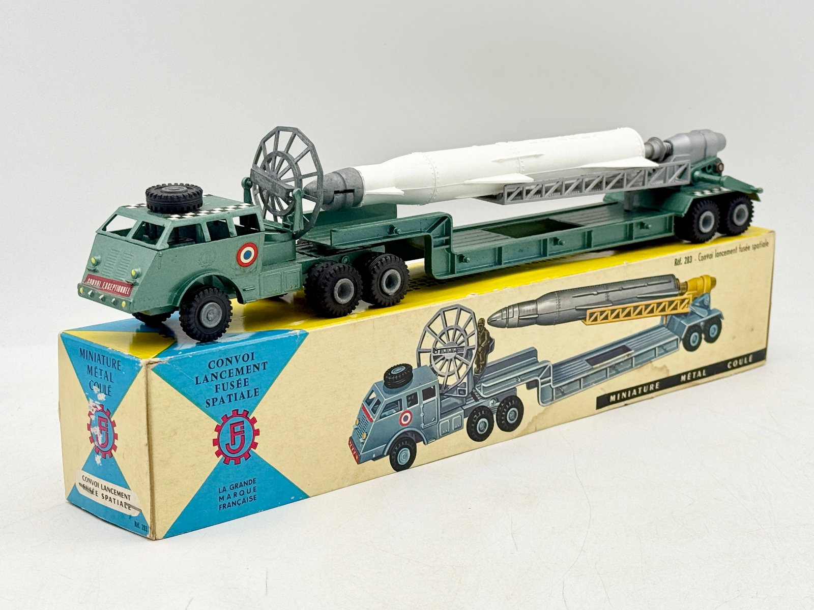 France Jouets Ref. 203 Berliet Missile Launcher with Original Box: A France Jouets (FJ) Ref. 203 "Convoi Lancement Fusée Spatiale" die-cast set featuring a sage green Berliet tractor and low-boy trailer with a rotating radar dish. The set includes a 