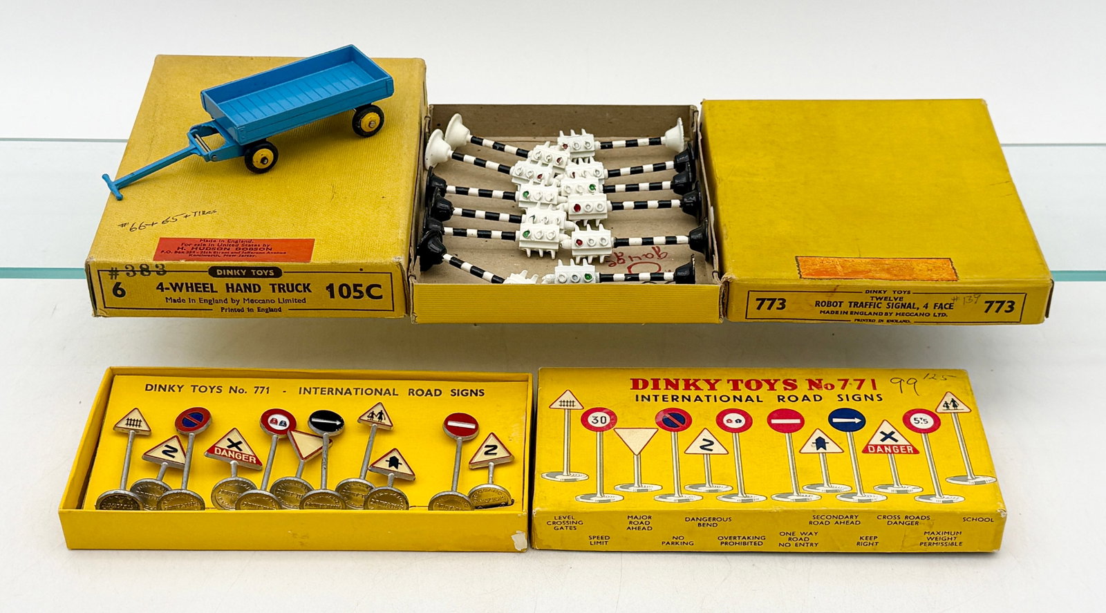 A Group of Vintage Dinky Toys Roadside Accessories and Boxes (1 of 2)