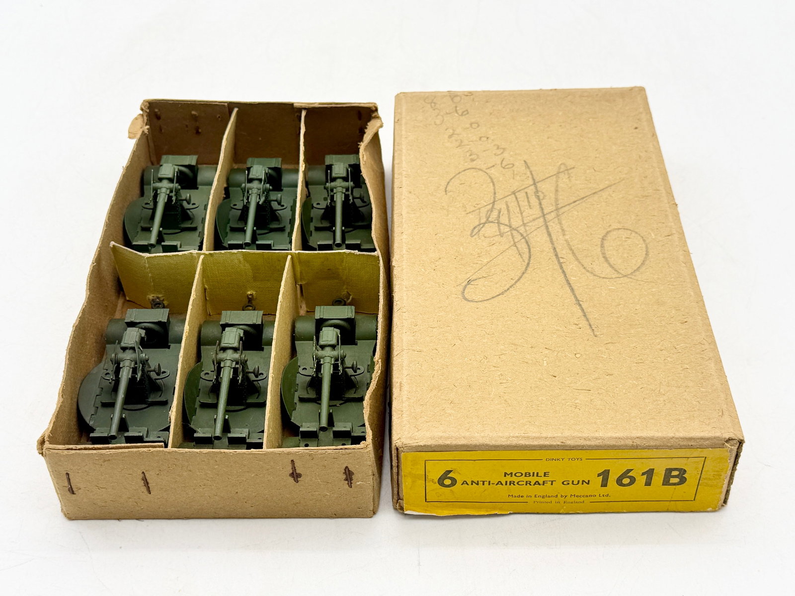 Dinky Toys 161B Mobile Anti-Aircraft Guns in Original Box: A set of Dinky Toys 161B mobile anti-aircraft guns manufactured in England by Meccano Ltd. Each die-cast metal model features a mobile four-wheel trailer base finished in olive drab green with an arti
