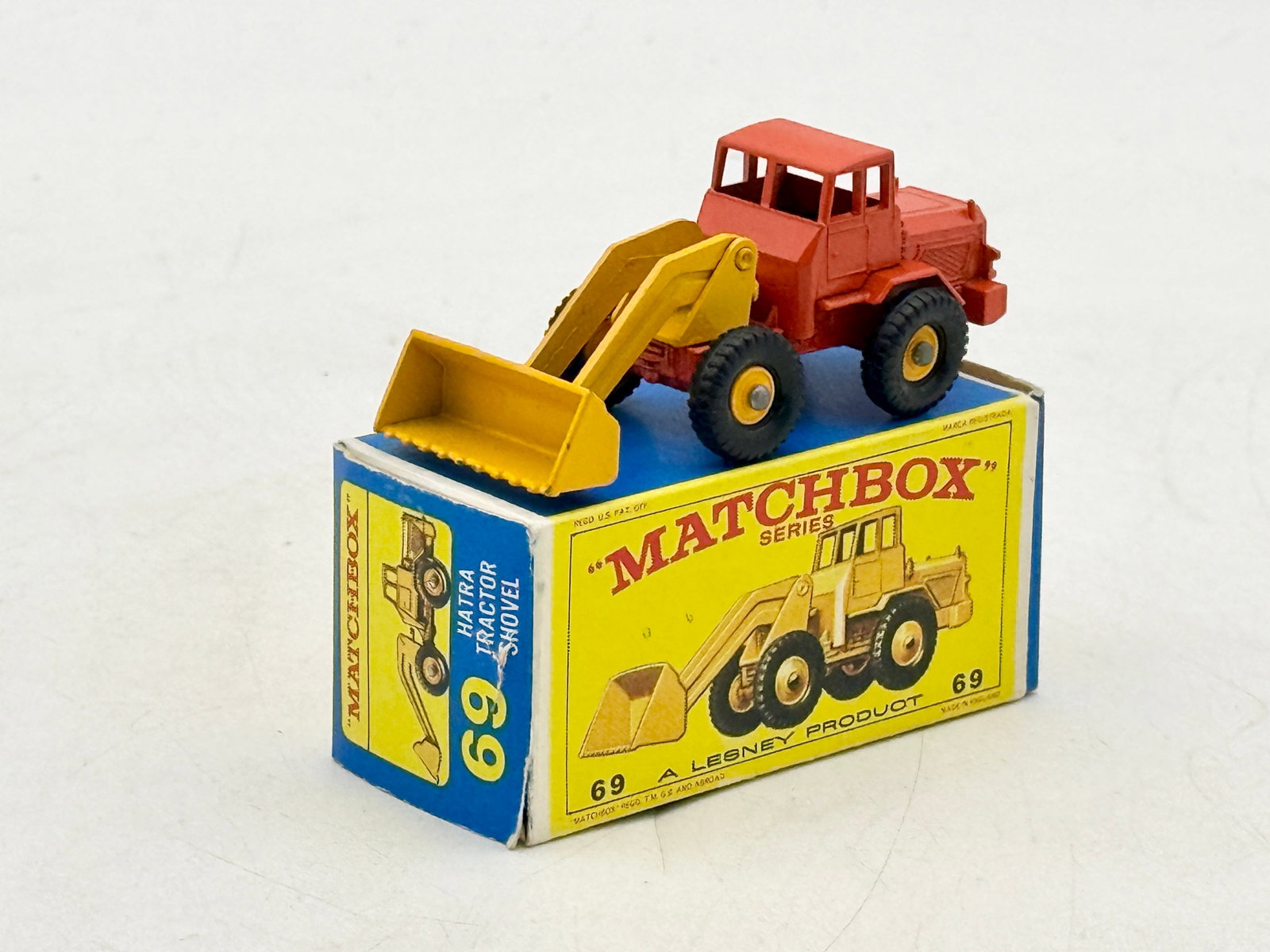 Matchbox Lesney No. 69B Hatra Tractor Shovel with Original Box (1 of 5)
