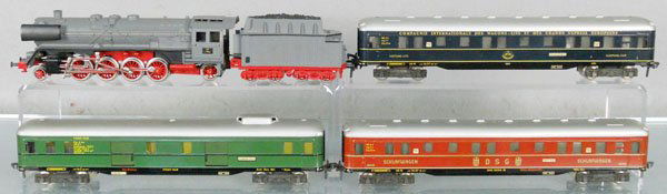 FLEISCHMANN TRAIN SET: HO ga, 2-rail, 1364 loco & tender, some minor paint chips, w/passenger cars 1412 baggage, 1413 schlafwagen, 1413 Orient Express schalfwagen, C7.