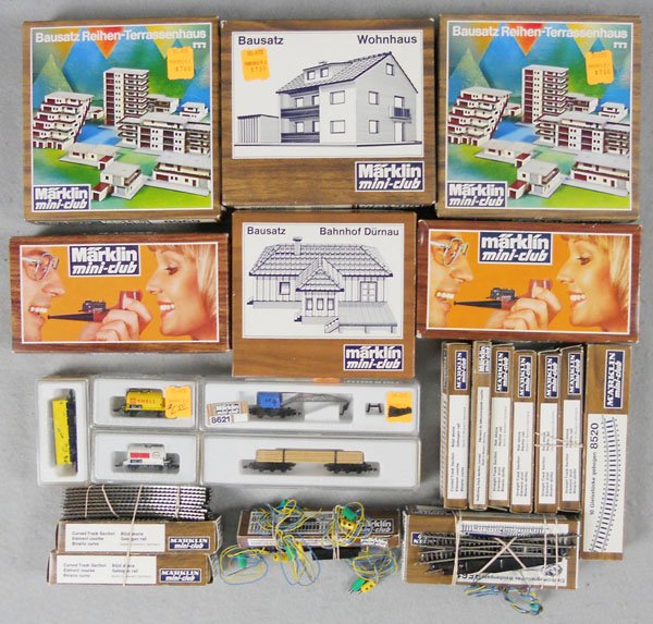 MARKLIN MINI-CLUB TRAIN LOT: Z ga, 8803 & 8893 locos & tenders, w/cars 8606, 8611, 8612, 8619, 8621, w/accessories 2 #8968, 8962, 8964, 8520, 2 #8500, 2 #8506, 8591, 8539, 5 #8597, 4 loose, 2 #8510, w/9 extra loose sections, 3 #8