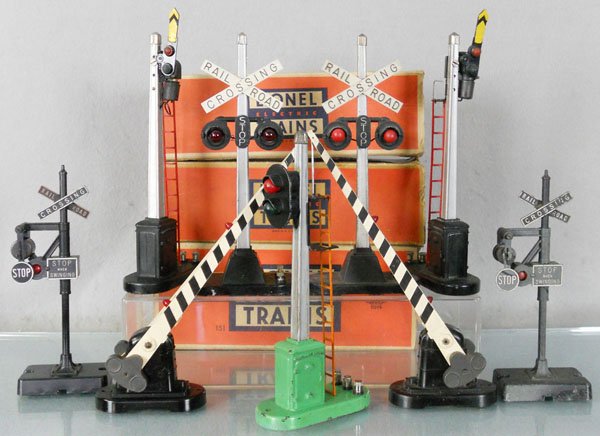 9 LIONEL ACCESSORIES: O ga, 2 #140 banjo signals, 1 missing spinning barrel, 2 #252 crossing gates, 2 #154 crossing signals, 153 block signal, 2 #151 semaphores, 2 have layout paint overspray, 3 orig boxes only, boxes worn