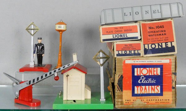 5 LIONEL ACCESSORIES: O ga, 1045 watchman, 314 girder bridge, gray, 152 crossing gate, 045 gateman, 57 streetlamp, 4 orig boxes only, boxes worn, C5-6.