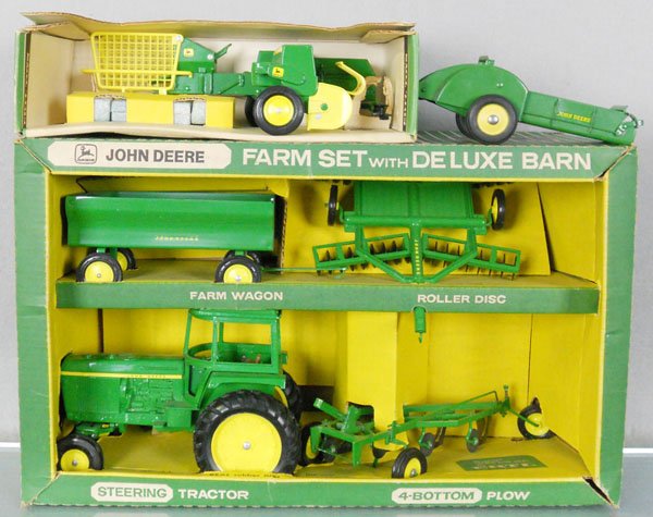 ERTL JOHN DEERE FARM SET: 514 Deluxe Farm Set w/4 vehicles, 585 Baler w/manure spreader, orig boxes minor wear, C7-9.