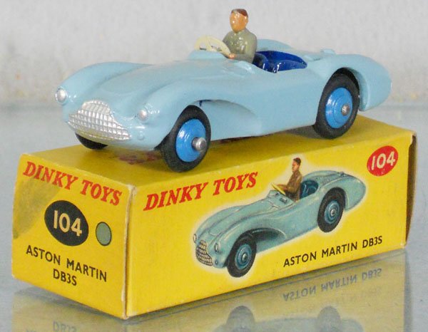 DINKY 104 ASTON MARTIN DB3S: orig box minor wear, C9-10.