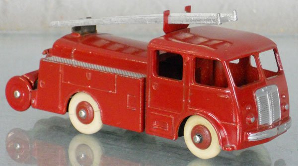 DINKY FR32E BERLIET FIRE ENGINE: C9.