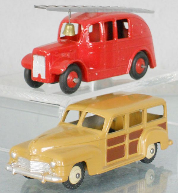 2 DINKY VEHICLES: 344 Estate Car, 25H Streamlined Fire Engine, C9-10.
