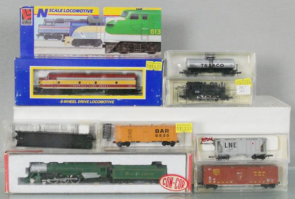 N GAUGE TRAIN LOT: N ga, Con Cor 3009 loco, Lifelike 7200 loco, Model Power 7521 loco w/5 freight cars, orig boxes minor wear, C9.