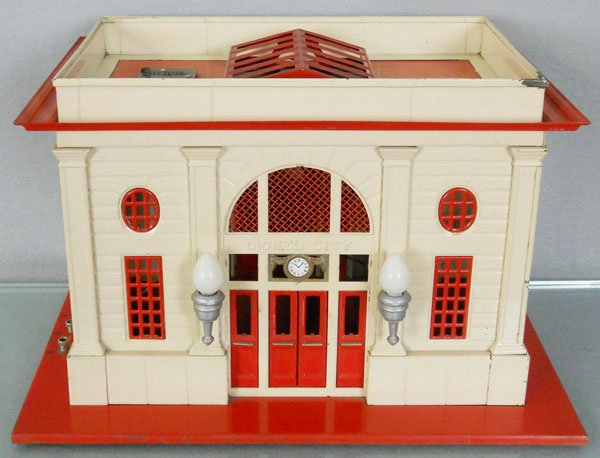 LIONEL 115 STATION: O ga, oxidation on clock surround, dent on 1 corner of roof cornice, C6.