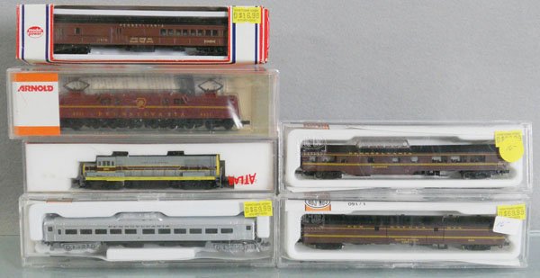 PRR N GAUGE TRAIN LOT: N ga, Arnold 5106 loco, Atlas 4472 loco, Model Power 8626, Con Cor 04061A, 04081A, 4462-2, orig boxes, C9.