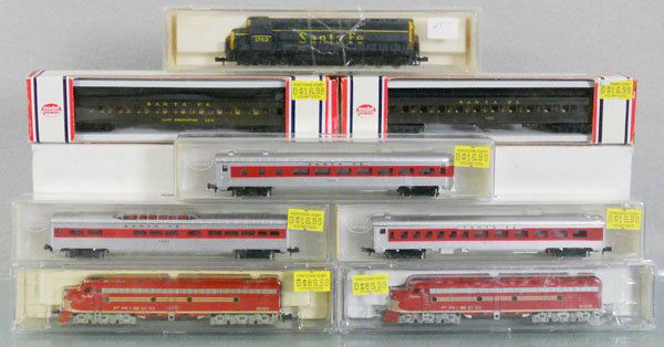 2 N GAUGE TRAIN SETS: N ga, Lifelike Frisco 7198 & 7199 sets w/3 Model Power coaches, Lifelike Santa Fe diesel & 2 coaches, orig boxes minor wear, C9.