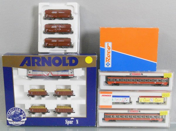 ARNOLD & ROCO TRAIN LOT: N ga, Arnold 0299 set, Arnold cars 2 #3785 & 0050-015, Roco 24003, orig boxes minor wear, C9.