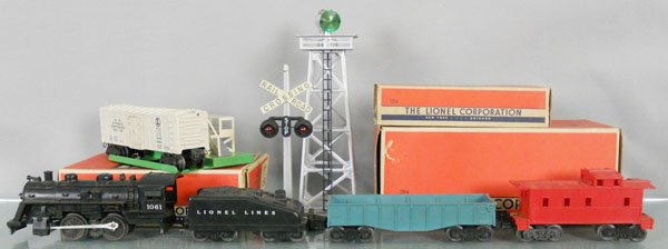 LIONEL TRAIN LOT: O ga, 1061 loco, 1061T tender, gondola, caboose, 3472 milk car set, 394 rotating beacon, 154 crossing signal, 3 orig boxes only, C5-8.