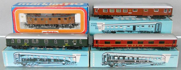 MARKLIN TRAIN SET: HO ga, 3151 Swedish electric loco w/cars 4047, 4031, 4064, orig boxes some wear, C8-9.