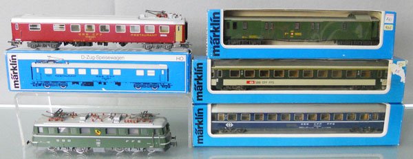 MARKLIN SWISS TRAIN SET: HO ga, 3050 electric loco, 1 decal incom, w/cars 4146, 4068, 4168, 4123, orig car boxes only, C8-9.