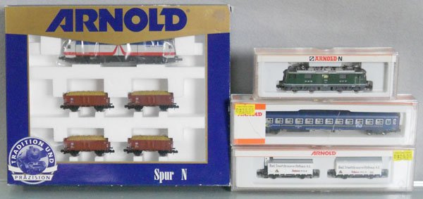 ARNOLD N GAUGE TRAIN LOT: N ga, 2409 loco, 3285 & 0231 cars, 0299 train set, orig boxes, C9.