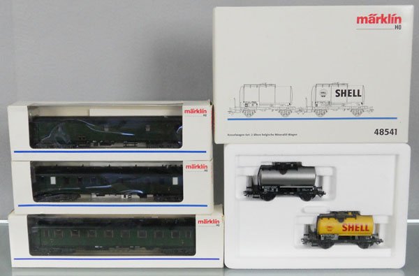 MARKLIN CAR LOT: HO ga, 48541 tank car set, w/French passenger cars 4246, 4244, 4245, orig boxes & inserts, minor to some wear, C9.
