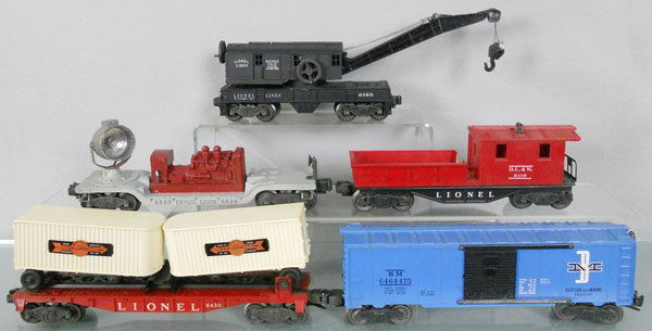 5 LIONEL FREIGHT CARS: O ga, 6460 crane, 6520 searchlight, 6119 caboose, 6430 flat w/trailers, 6464-475 B&M box car, C6-7.
