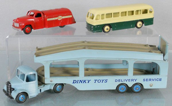 3 DINKY VEHICLES: 440 Esso Tanker, 282 Duple Bus, 582 Bedford Auto Transport, C6-7.