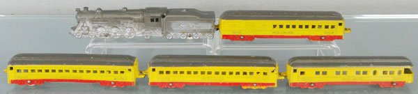 TOOTSIETOY TRAIN SET: 1076 Santa Fe loco w/1101 baggage, 2 #1102 Pullmans, 1 warped & has a broken coupler, 1103 observation, C7.
