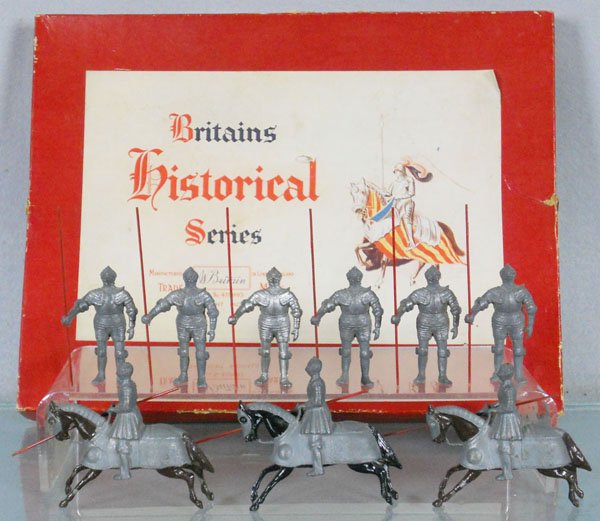 BRITAINS 1307 16TH CENTURY KNIGHTS: figures are tarnished, orig box & insert worn, C5-6.